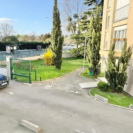Proche De Paris, Ligne 14 A Pied, Parking Villejuif